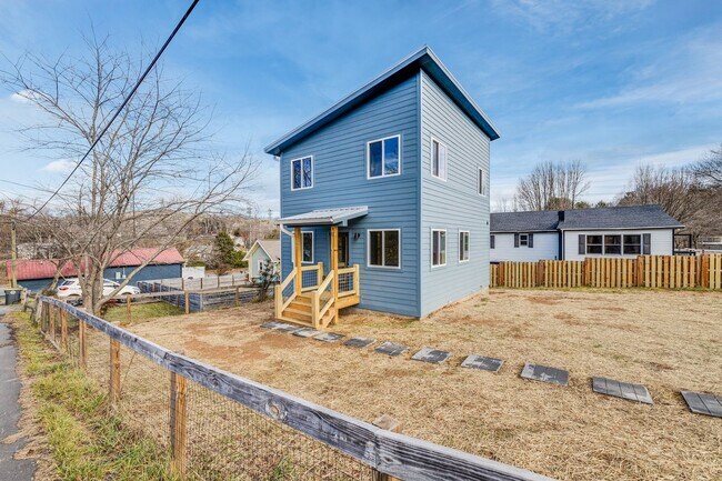 Building Photo - Newly Built Two-Story Home in North Asheville