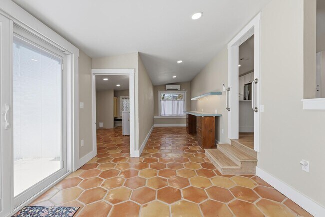 Building Photo - 103 W Centre St