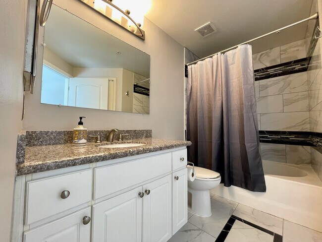 Building Photo - 1701 E Colter St