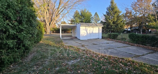 Building Photo - 6563 Lawnwood Ave