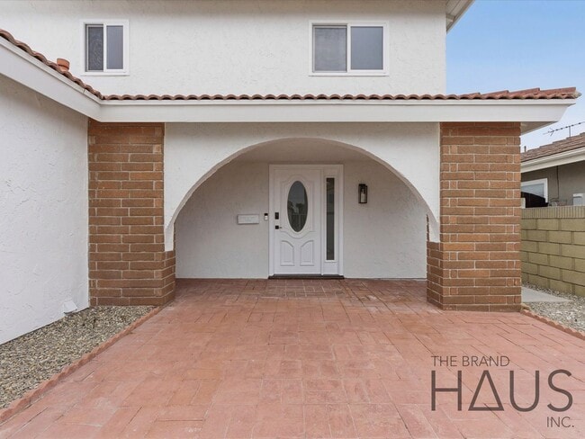 Building Photo - Newly Remodeled Huntington Beach Home with Brand-New AC & Premium Finishes