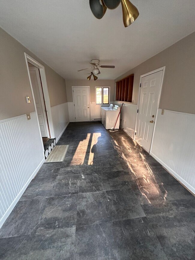 Building Photo - 3 bedroom single family house with attache...
