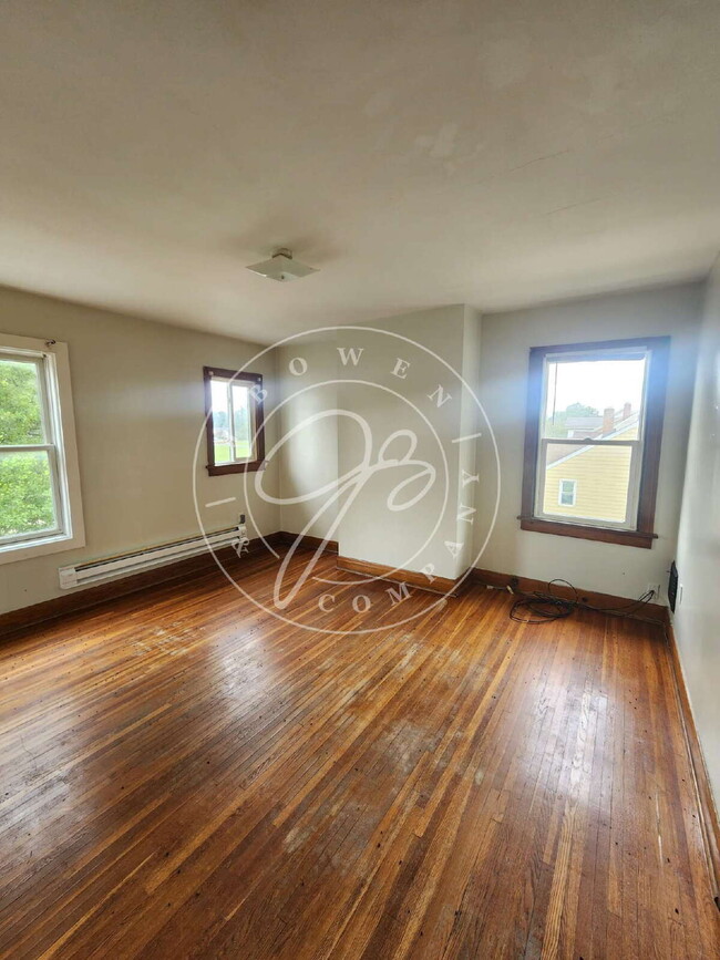 Building Photo - Spacious 1 bedroom (or 2 bedroom if no liv...