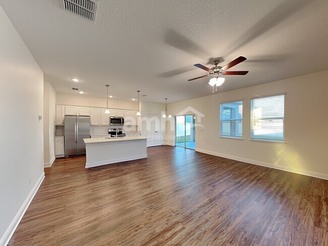Building Photo - 1049 Sky Lakes Drive