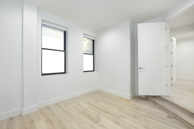 Building Photo - 125 Riverside Dr