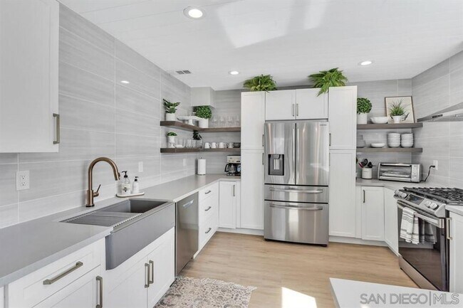 Building Photo - Stunning Condo on the Bay
