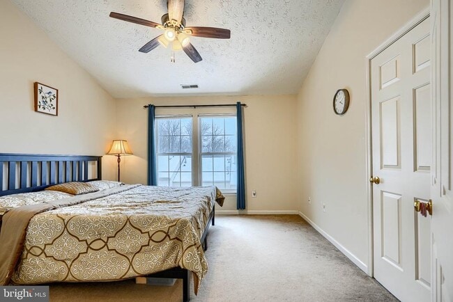 Building Photo - 10 Bluestem Ct