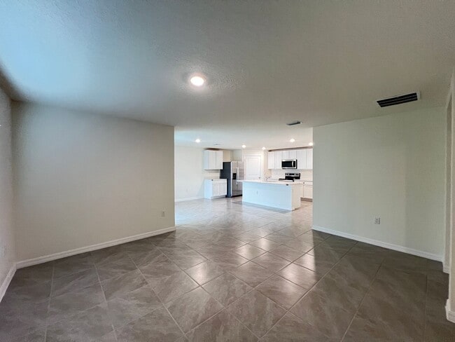 Building Photo - 4BD/2BA Modern Comfort Meets Suburban Serenity in Ocala! WASHER & DRYER INCLUDED! FULLY FENCED HOME!