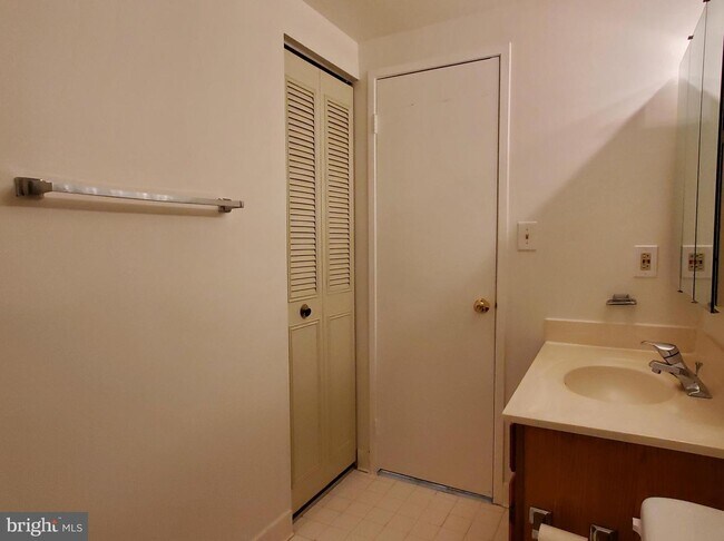 Building Photo - 6050 California Cir