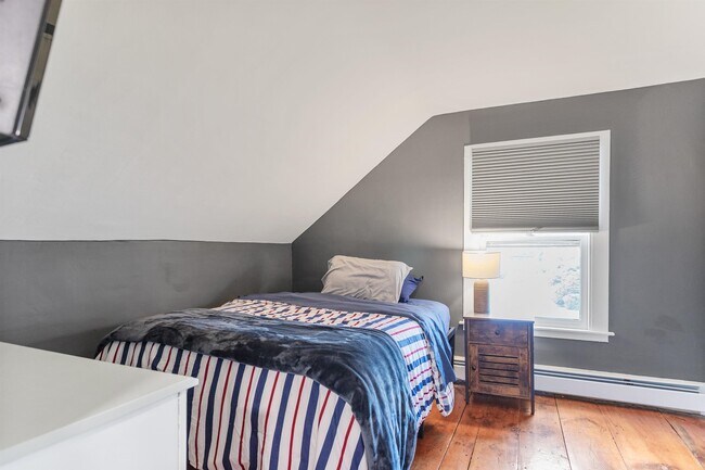 Building Photo - 33 Exeter Rd