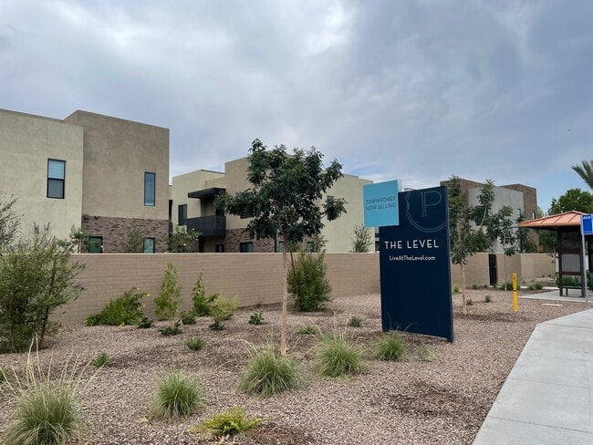 Building Photo - 901 S Smith Rd