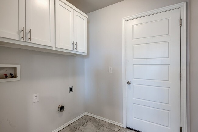 Building Photo - 3 Bedroom 2 Bath House for Lease!!