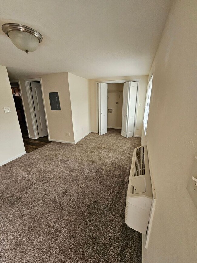 Building Photo - Evergreen Apartments