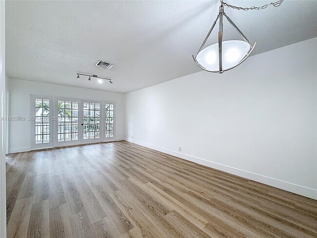 Building Photo - 2424 SE 17th St