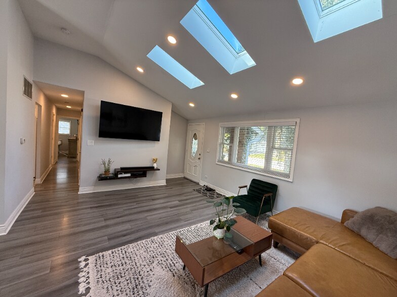 Building Photo - 10231 Hawthorne Dr