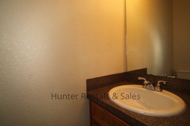 Building Photo - Spacious Two-Bedroom!