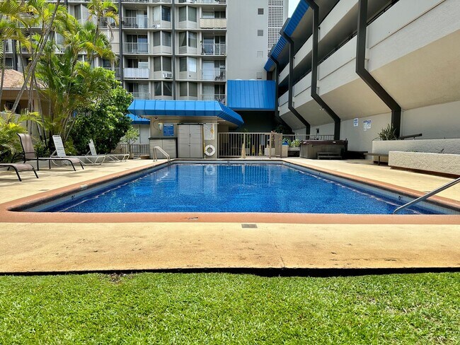 Building Photo - 1 Bedroom / 1 Bathroom / 1 Parking – Recently Renovated