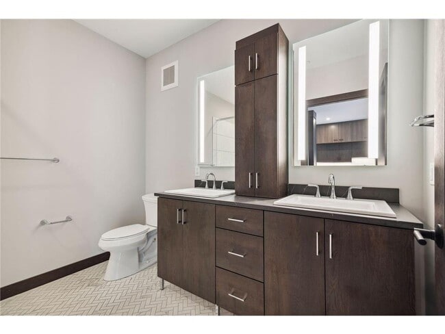 Building Photo - 253 Lake St E