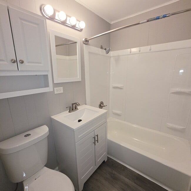 Building Photo - Spacious 4 bedrooms and 1 bath home located on Manchester Ave in Kansas City, MO