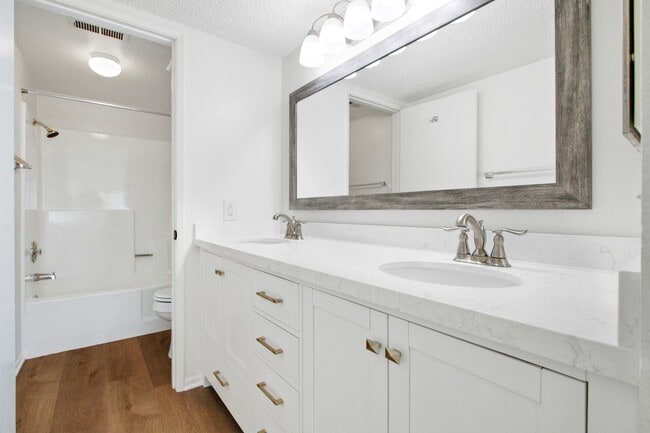 Building Photo - Ocean Views, Fully Remodeled Kitchen,Iconi...