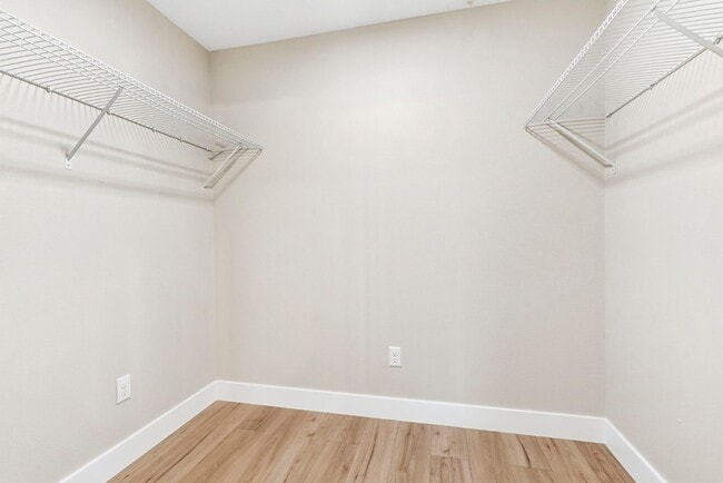 Building Photo - 1342 E Blaine St