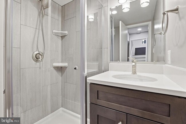 Building Photo - 6616 Beverly Ave