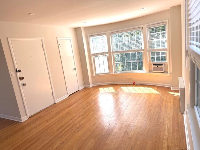 Building Photo - 2718 W Balmoral Ave