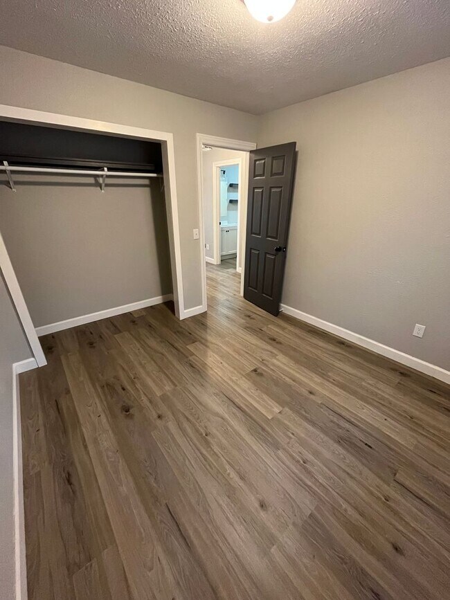 Building Photo - Nice 2 Bedroom Apartment overlooking Treeline lake