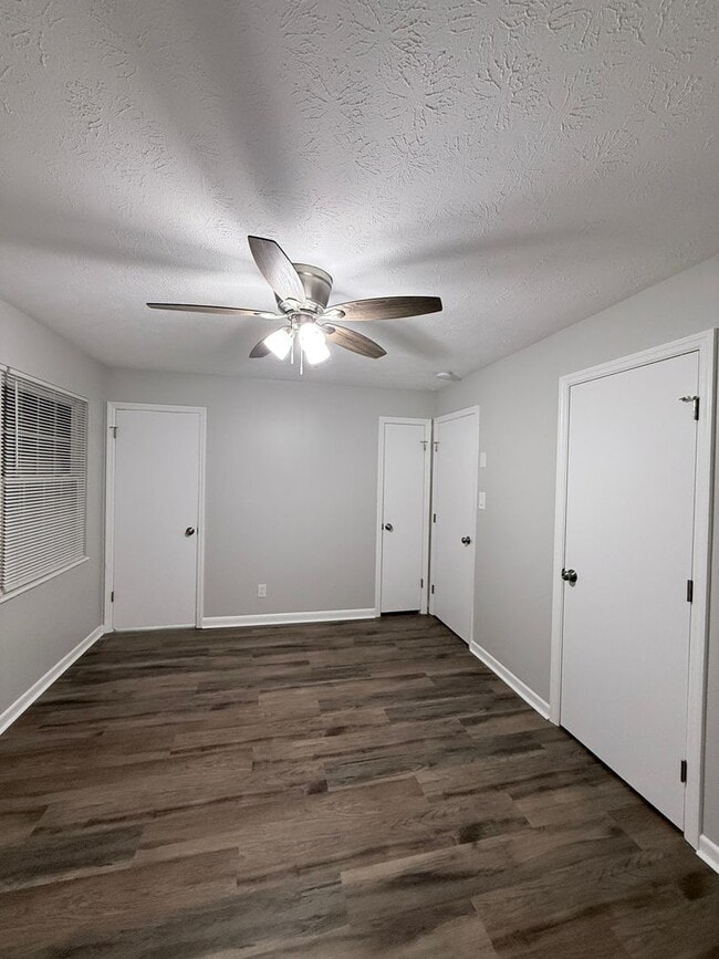 Building Photo - Completely updated 3br+bonus/2ba home in convenient location