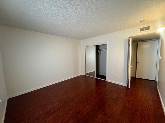 Building Photo - 1137 Oakmont Dr