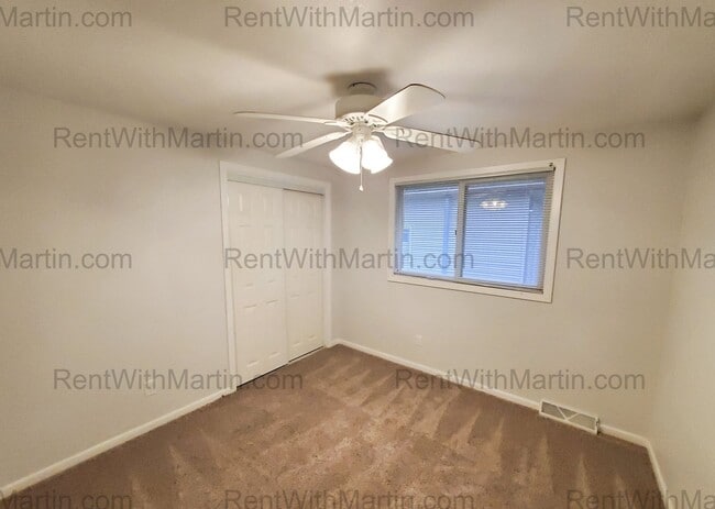 Building Photo - 3 Bedroom, 2 Bath & Main floor laundry- 6th St in Oelwein Iowa!