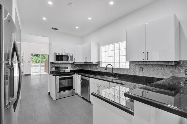 Building Photo - 1251 Hayes St