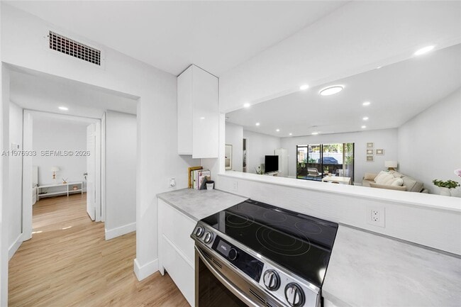 Building Photo - 130 S Cypress Rd