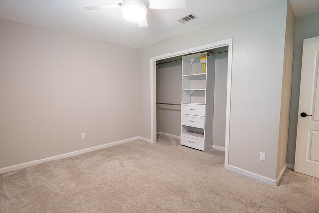 Building Photo - 4679 Inisheer Dr
