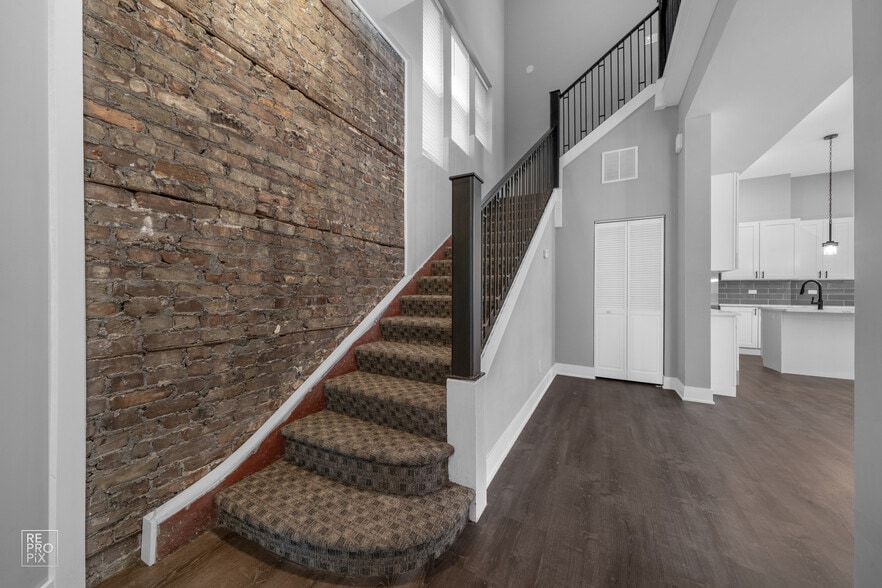 Building Photo - 700 S Loomis St