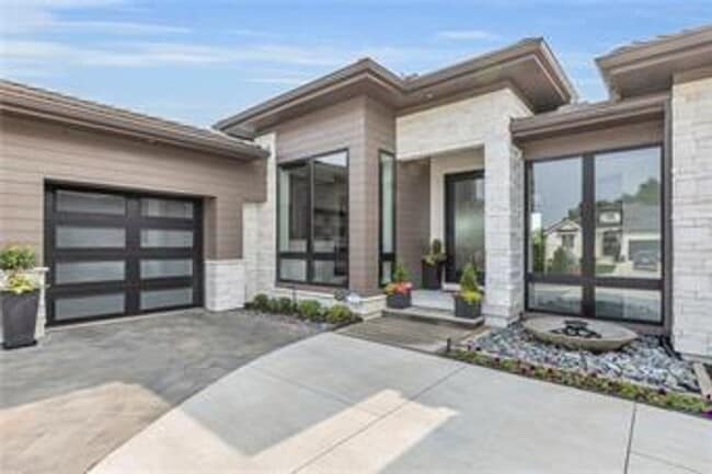 Building Photo - {5842} Luxury Rental in Forrest Ridge Esta...