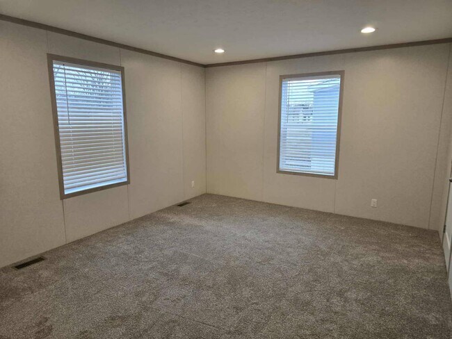 Building Photo - 415 NW Poplar Ave