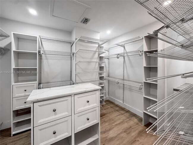 Building Photo - 19100 Bob-O-Link Dr