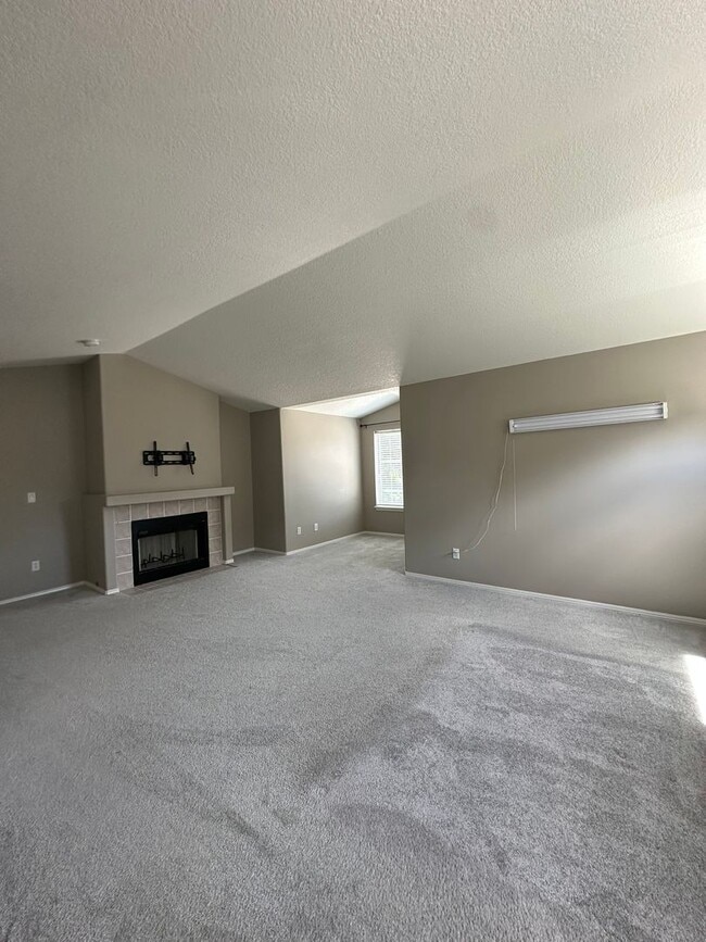 Building Photo - 4 bedroom, 2288sf home. Close to Nike, Int...
