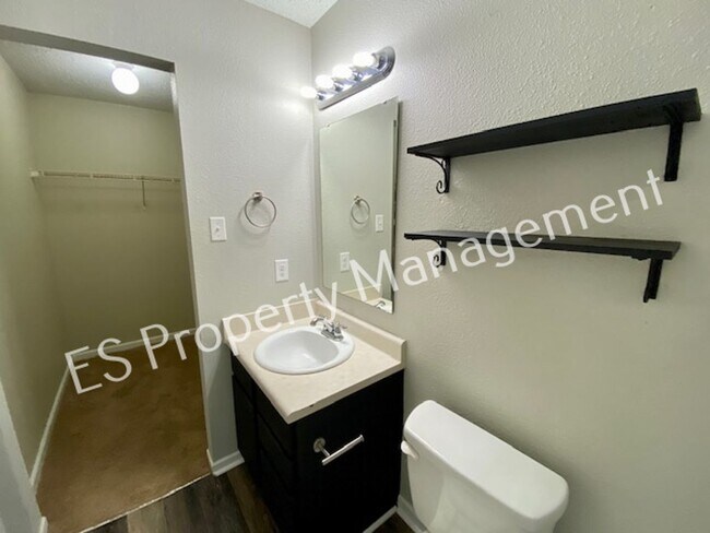 Building Photo - Stunning 3 Bedroom 2 Bath Home in Franklin Township!
