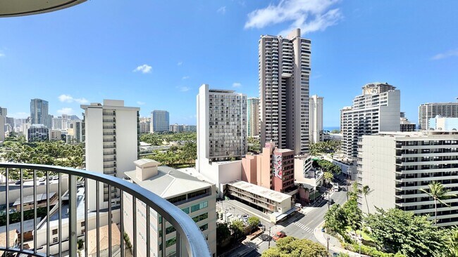 Building Photo - CONVENIENTY LOCATED AND SPACIOUS 2BD/2BA C...