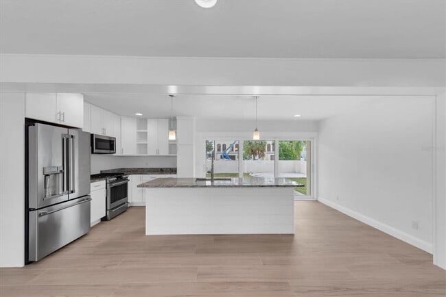 Building Photo - 907 Narcissus Ave