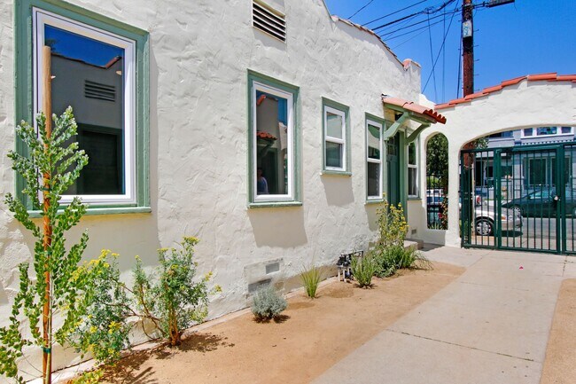 Building Photo - Beautiful 1 Bed / 1 Bath Apartment in the ...