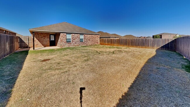 Building Photo - Very Nice 3 Bedroom House in Yukon Schools