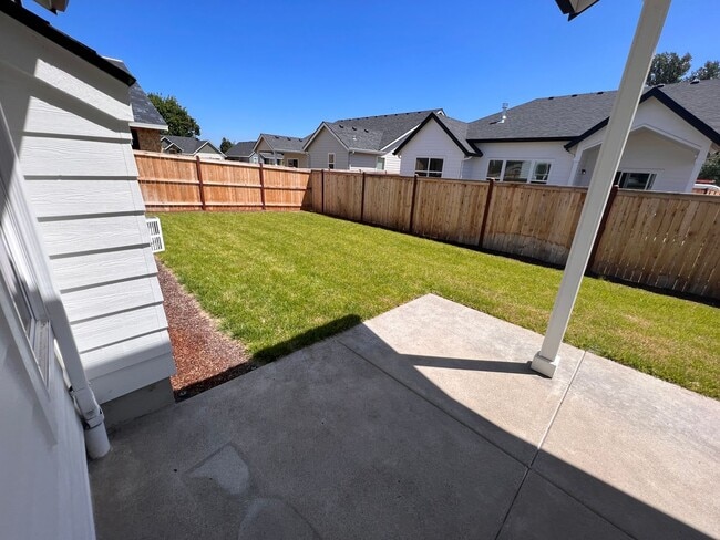 Building Photo - Brand new 3 bedroom home In South Springfi...
