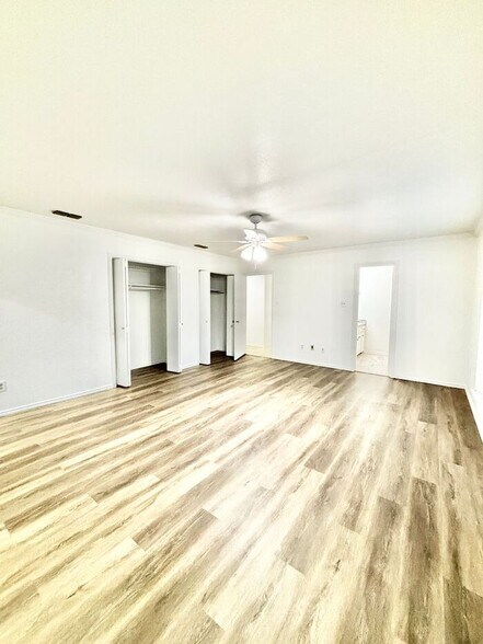 Building Photo - 2123 Mistletoe Ave