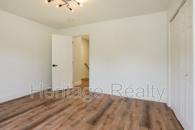 Building Photo - 2574 Kenilworth Ln NE