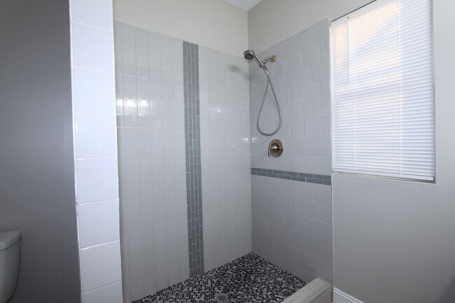 Building Photo - Modern Style Home in Downtown Durham!