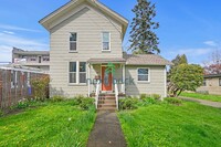 Building Photo - 4 BED & 2.5 BATH CHARMING SINGLE FAMILY HO...