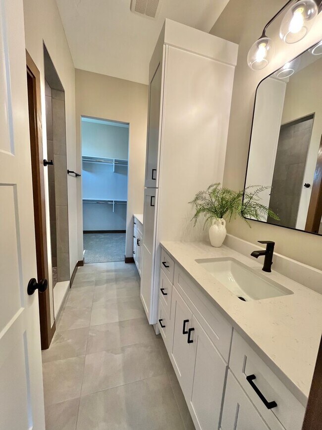 Building Photo - 5 Bed/2.5 Bath Twinhome For Rent!